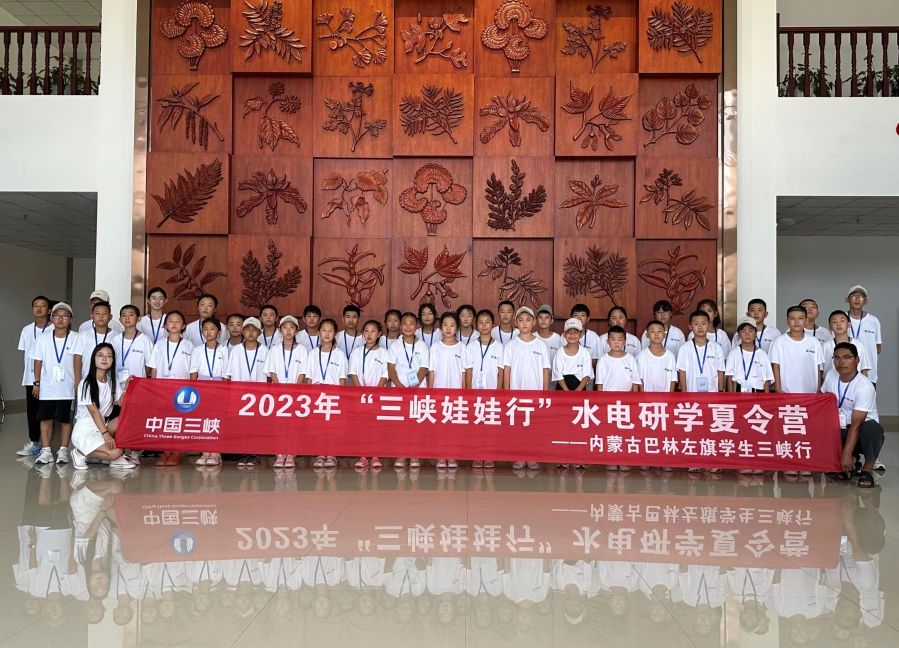 內(nèi)蒙古巴林左旗三峽娃娃在珍稀植物培育基地合影留念。黃欣拍攝 內(nèi)蒙古巴林左旗三峽娃娃在珍稀植物培育基地合影留念。黃欣拍攝