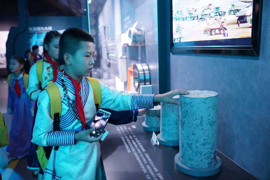 “三峽娃娃”觸摸巖芯。(攝影:秦鈴萌) “三峽娃娃”觸摸巖芯。(攝影:秦鈴萌)